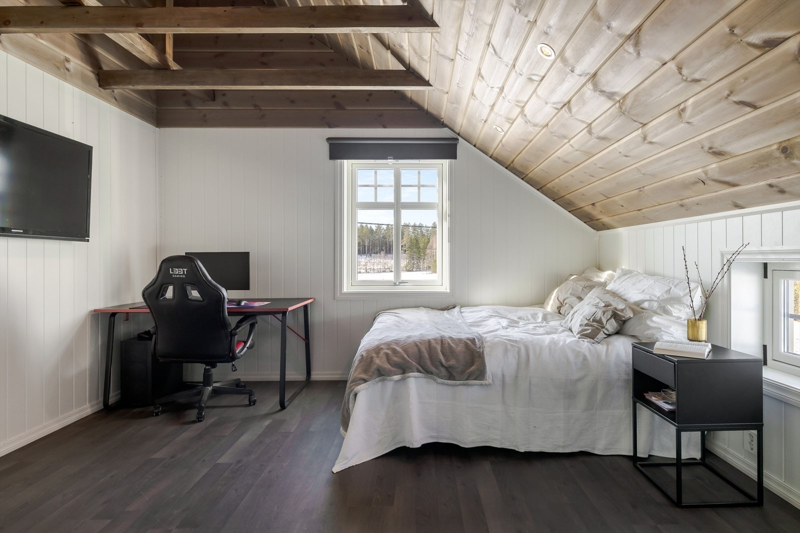 Soverom 2 er et tilsvarende stort, lyst og flott rom. Galleribilde