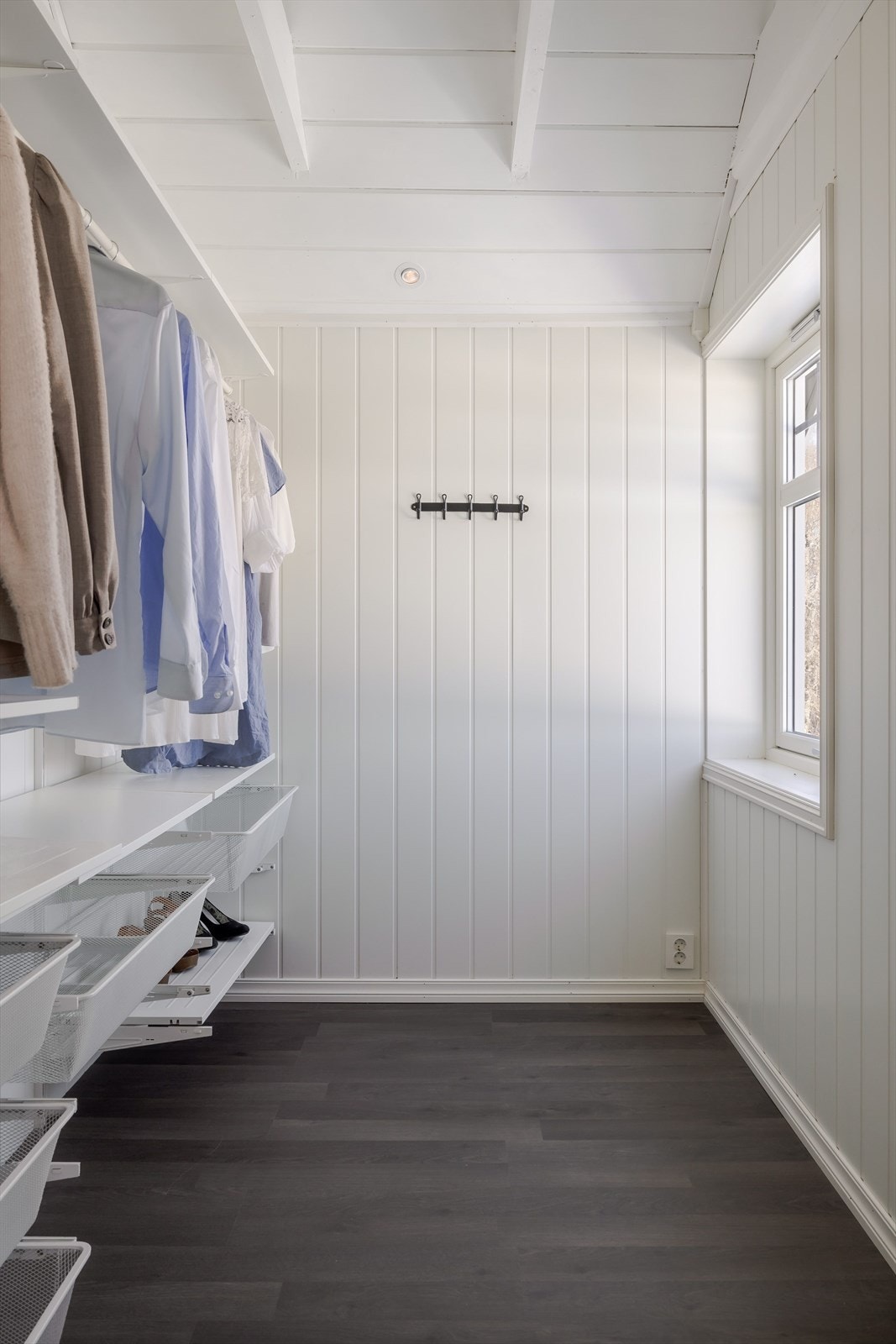 I tilknytning til soverommet er det et praktisk walk-in-closet. Galleribilde