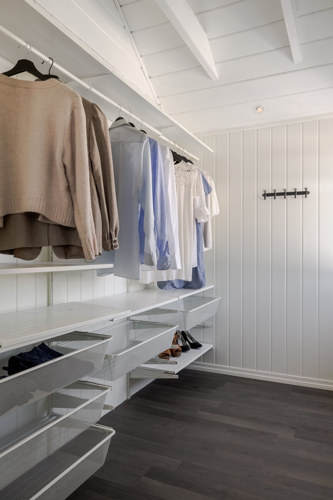 Her har du god oppbevaringsplass i åpen garderobeløsning. Galleribilde