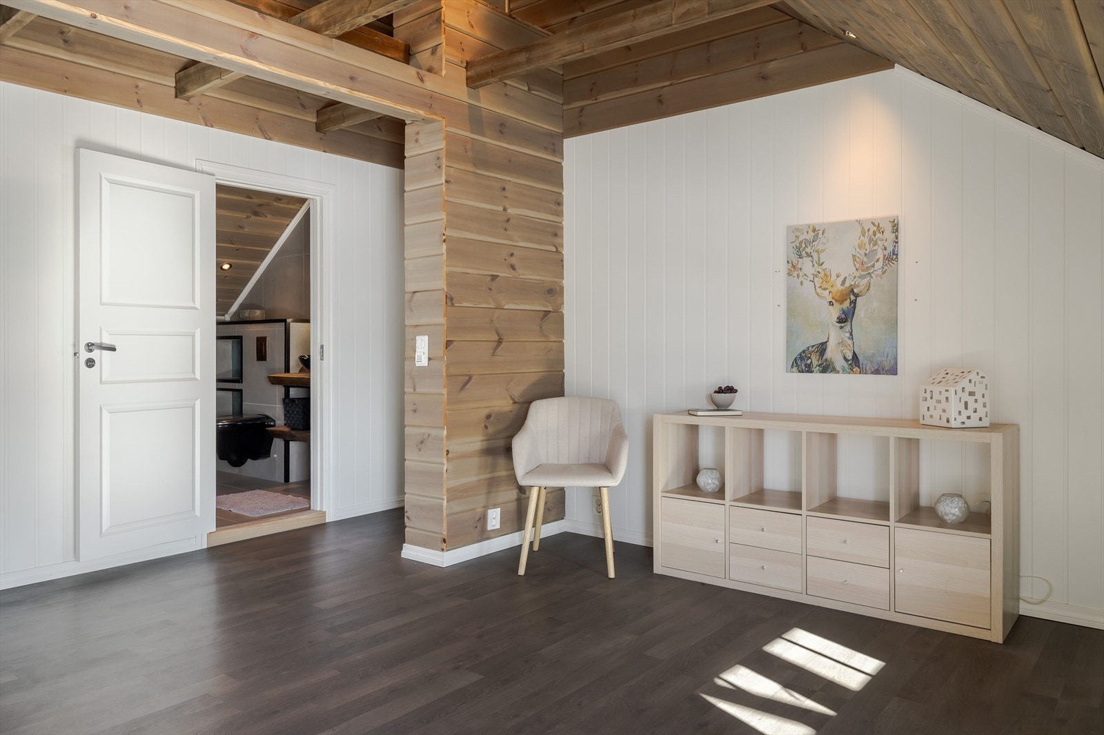 I boligens 2. etasje er det en lys og hyggelig loftstue, 3 romslige soverom og baderom. Galleribilde