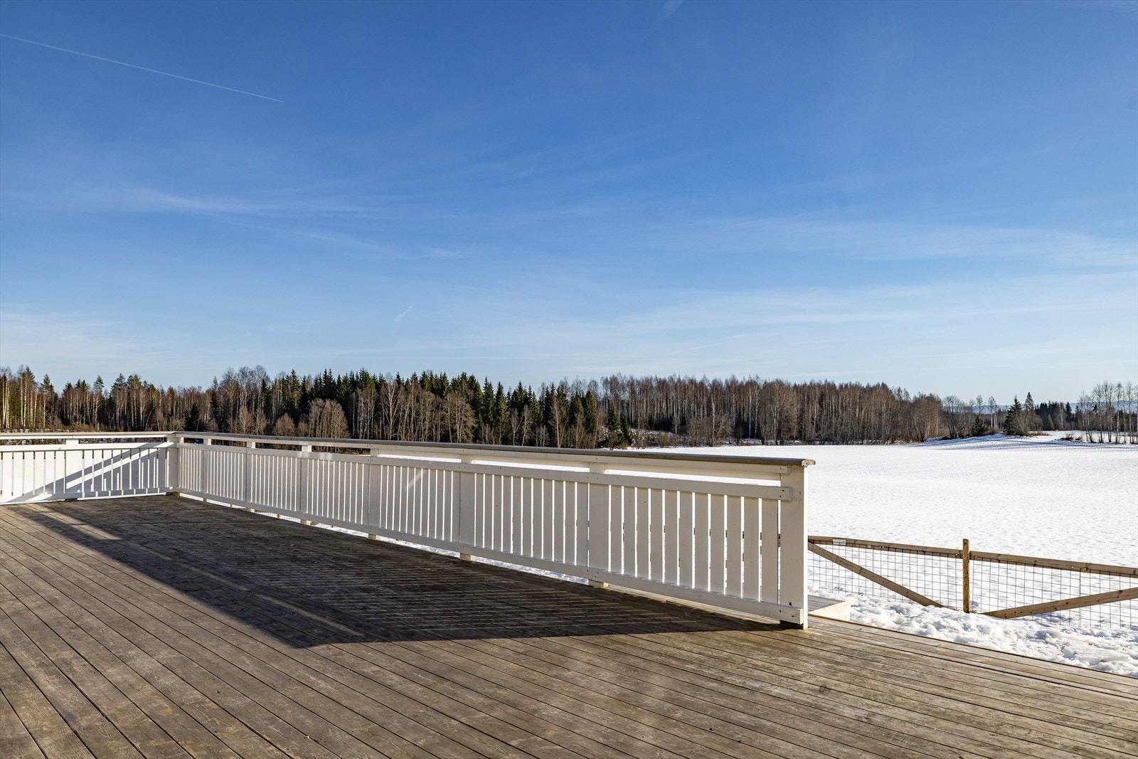 Fra spisekjøkkenet er det utgang til en stor og solrik terrasse på ca. 122m². Galleribilde