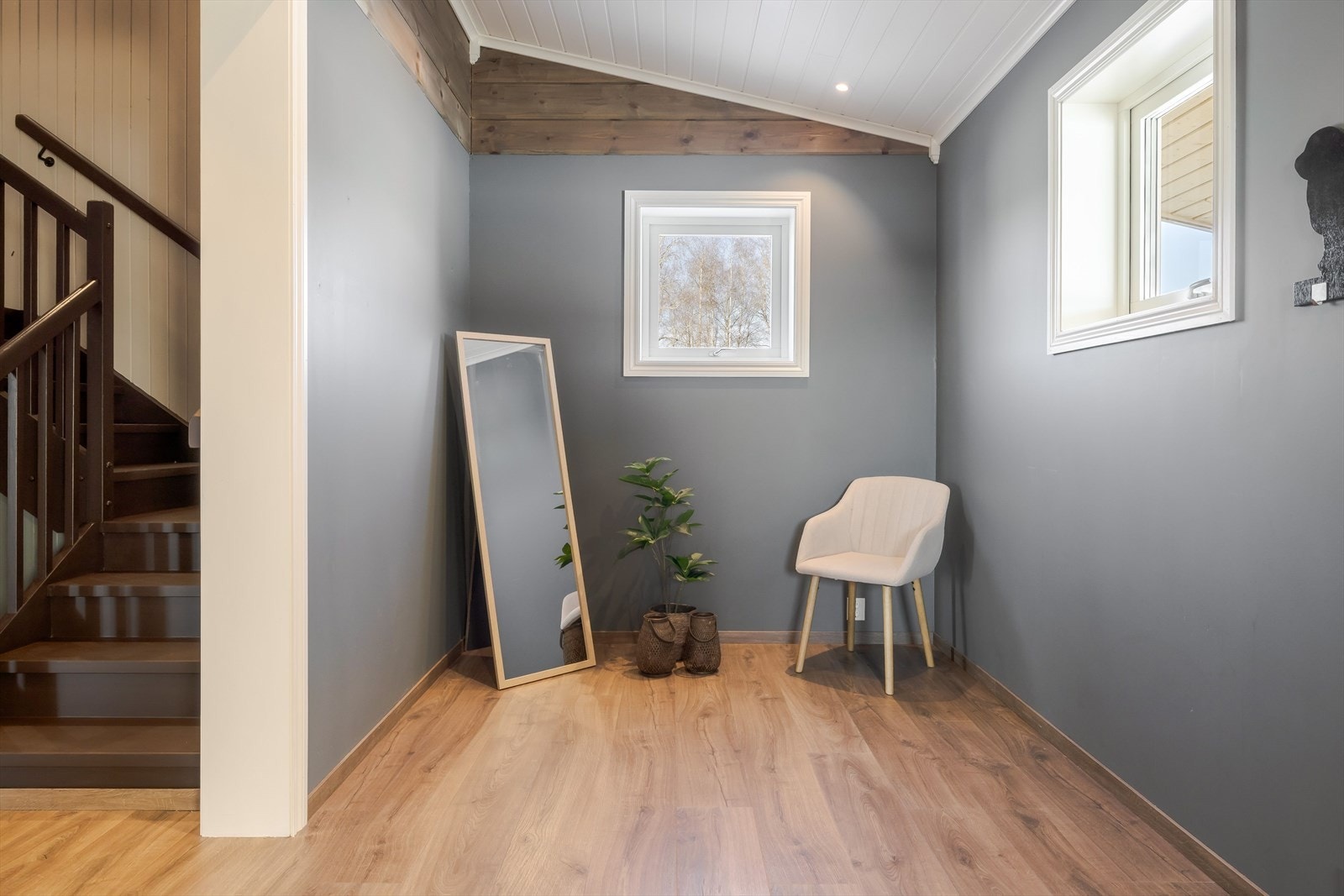 Når du entrer boligen kommer du inn i en flott og romslig entré som gir et godt førsteinntrykk. Fra entréen er det adkomst til et praktisk garderoberom med mulighet for omgjøring til vaskerom. Galleribilde