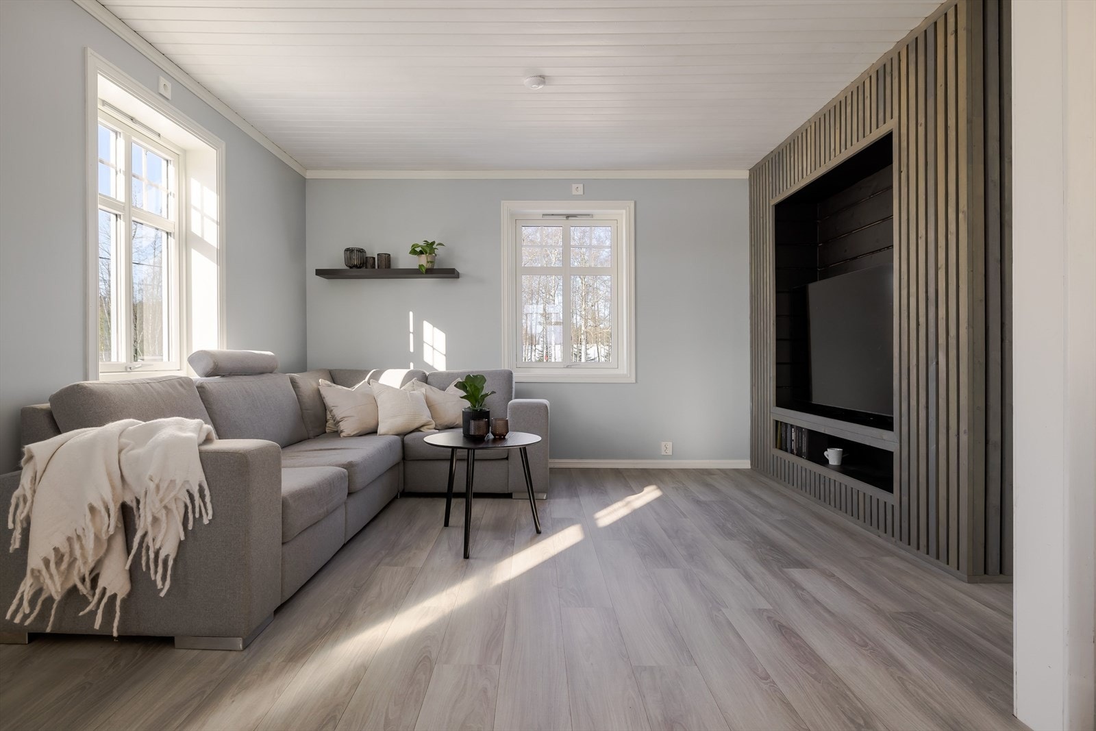 Stuen har store klassiske vinduer mot tre ulike himmelretninger som sørger for rikelig med naturlig lys. Galleribilde