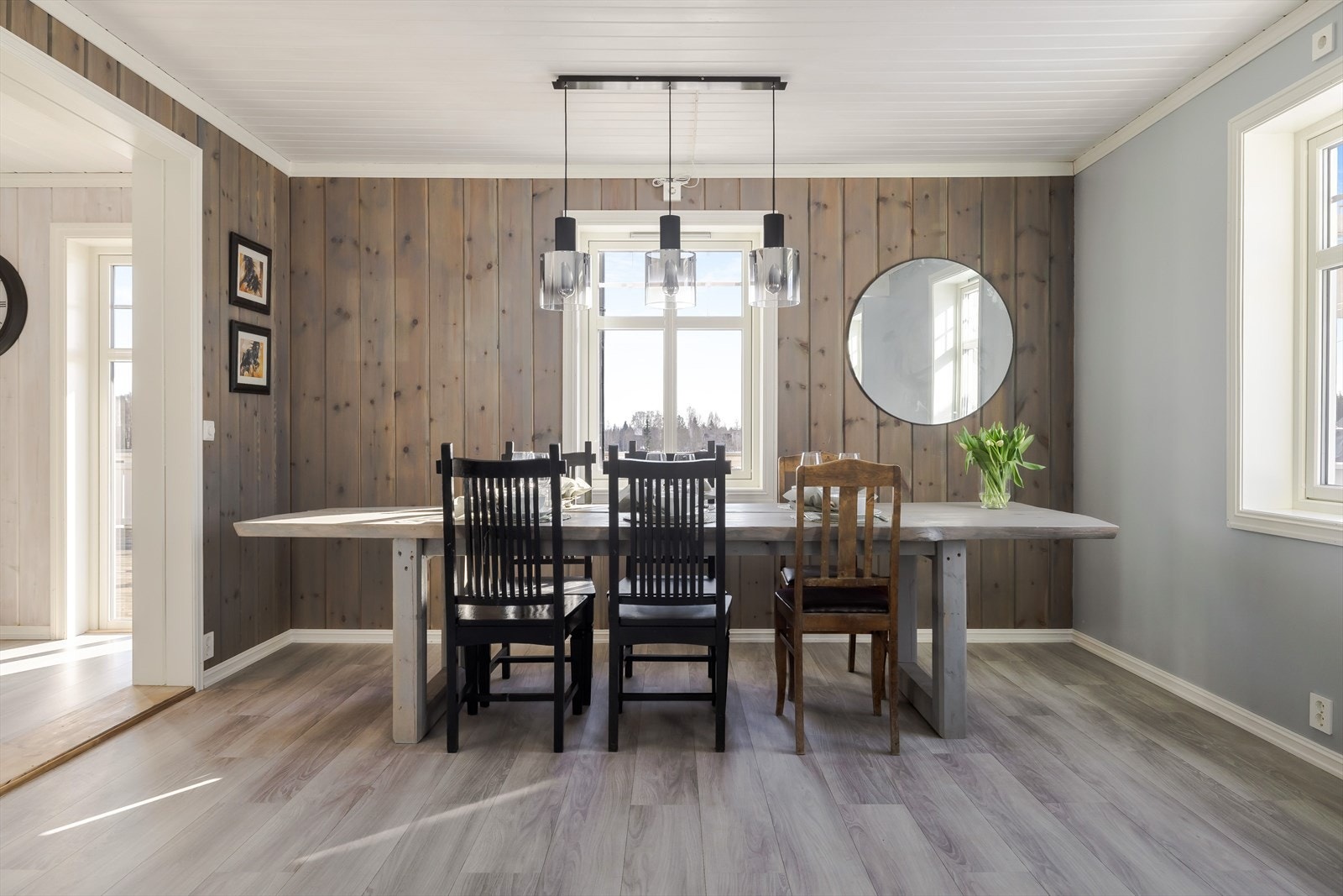 Stuen har god standard med enstavs laminat på gulv, skjult elektrisk anlegg og glatte malte overflater kombinert med lun trepanel. Galleribilde