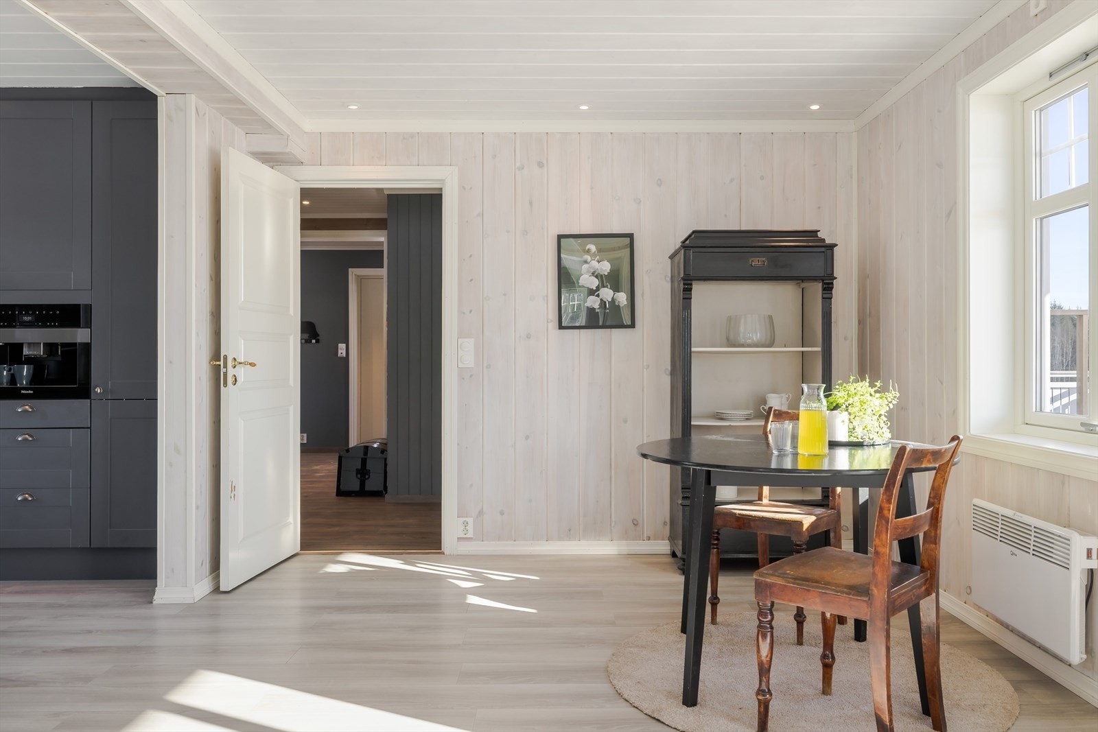 Fra gangen kommer du videre inn til et stort og flott kjøkken med spiseplass. Galleribilde