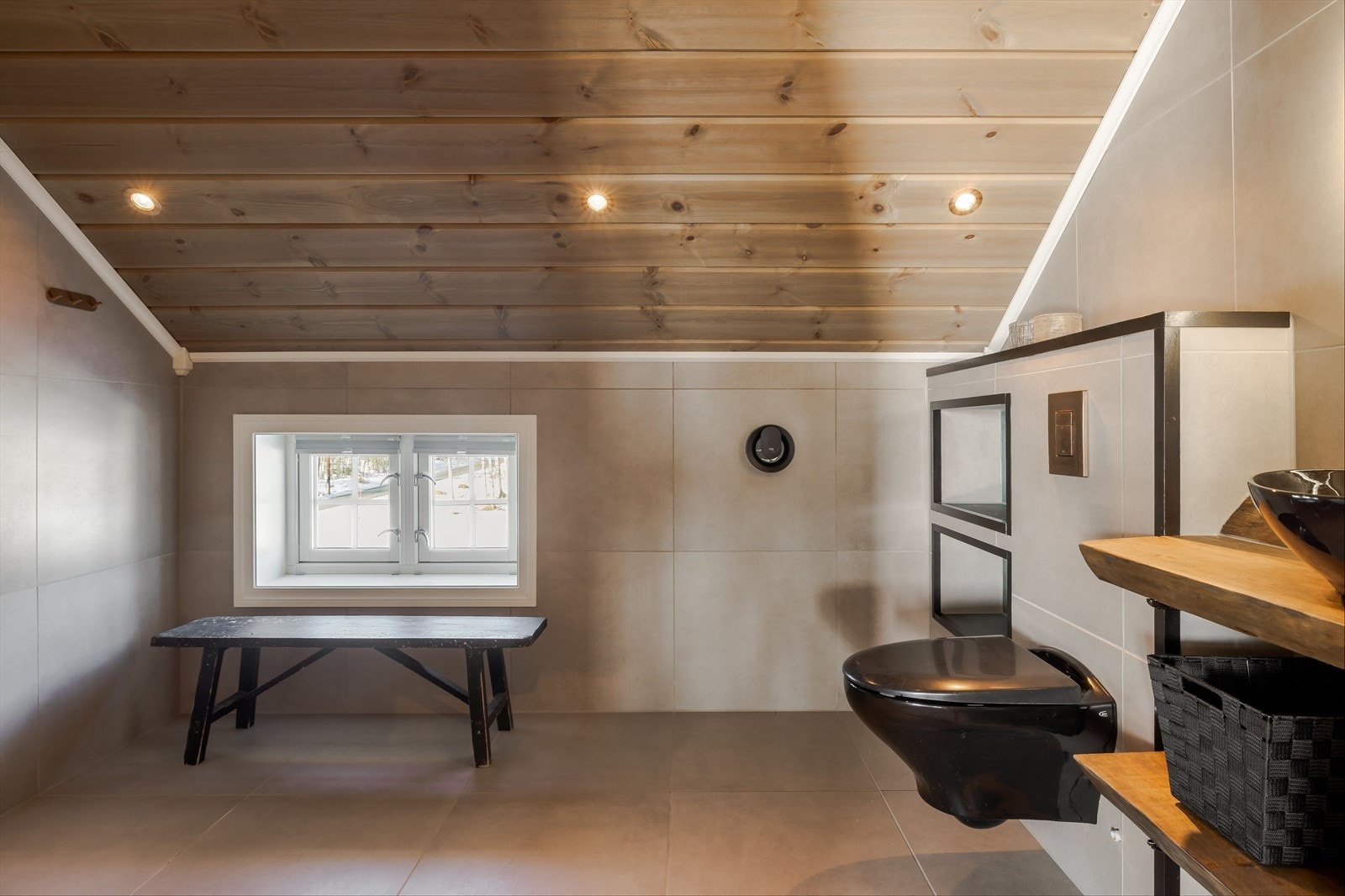 I tilknytning til soverommene i 2. etasje er det et lekkert baderom. Baderommet har store fliser på gulv og vegger, deilig gulvvarme, downlights i himlingen og mekanisk avtrekk. Galleribilde