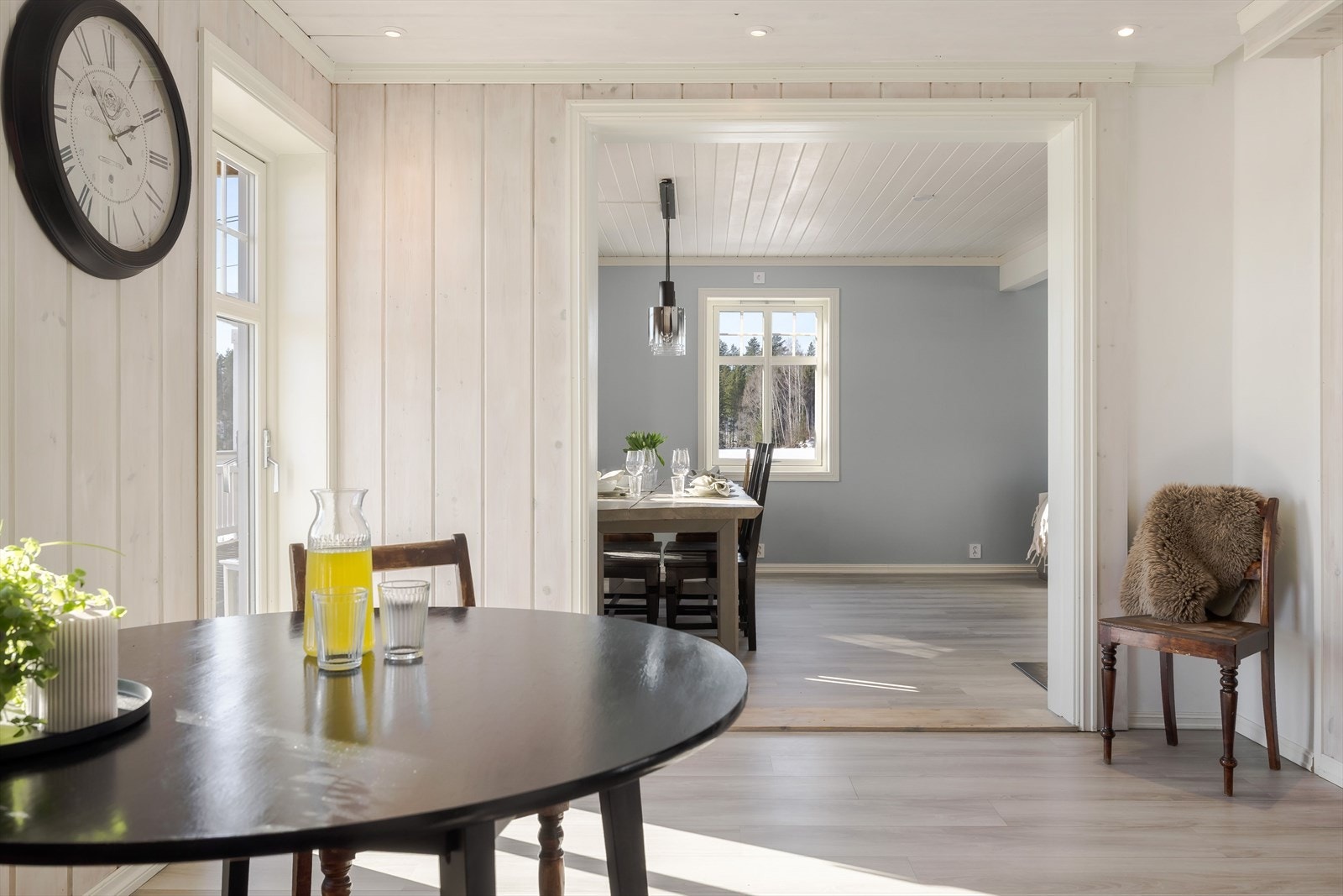 Boligen har en god planløsning med store fine oppholdsrom og baderom i 1. etasje. Galleribilde