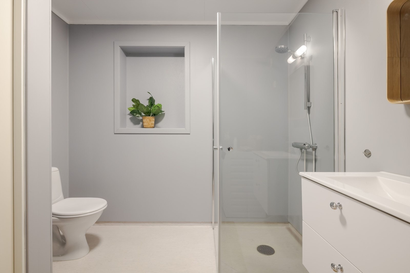 Baderommet er også utstyrt med dusjhjørne med innfellbare glassdører og gulvstående toalett. Galleribilde