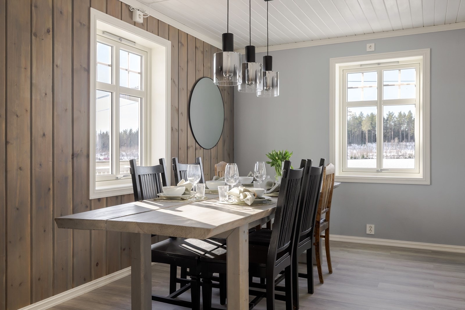 I stuen er det naturlig plass til et stort spisebord - her kan du enkelt invitere venner og familie på hyggelige selskap! Galleribilde