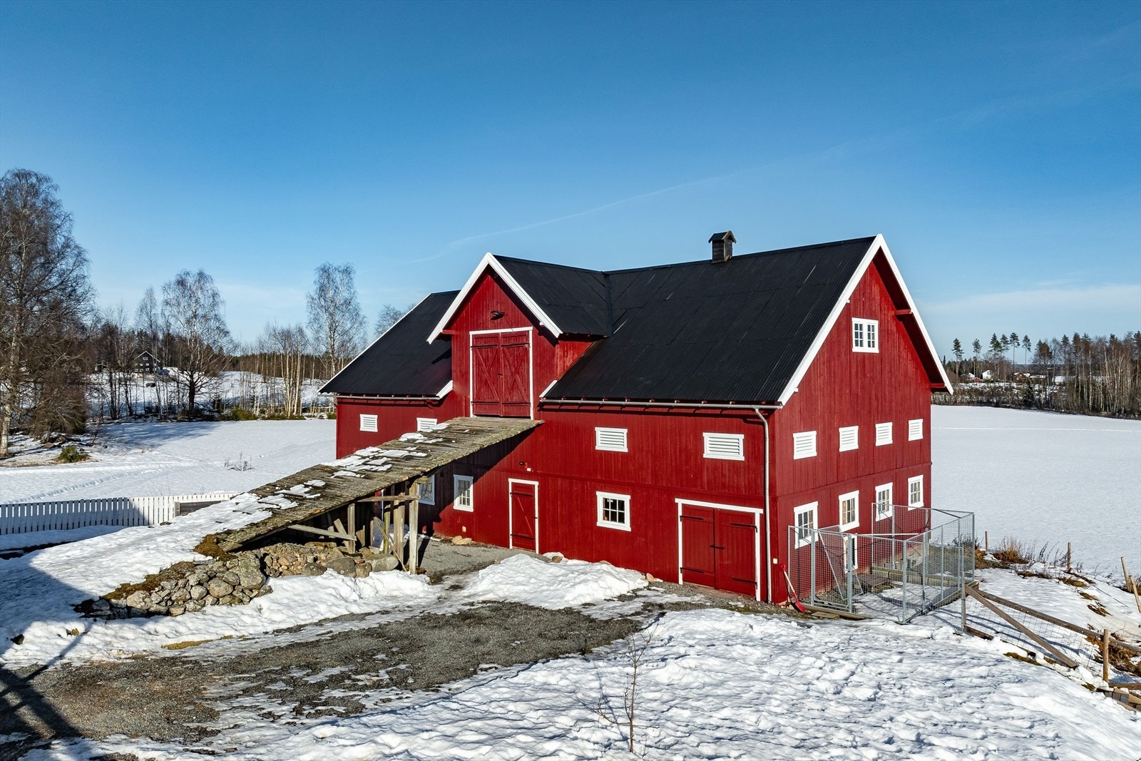 Eiendommen er også bebygd med en stor låve på ca. 283m². Galleribilde