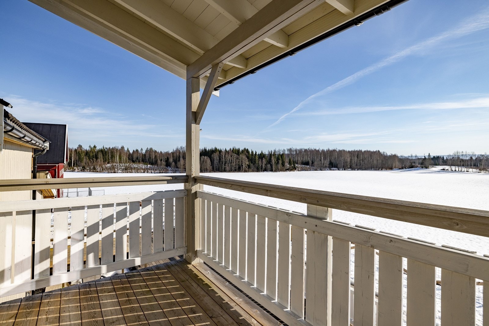 Fra loftstuen er det utgang til en solrik sydvendt balkong på ca. 6m². Balkongen er overbygget, har terrassebord på gulv og plass til sittegruppe. Galleribilde