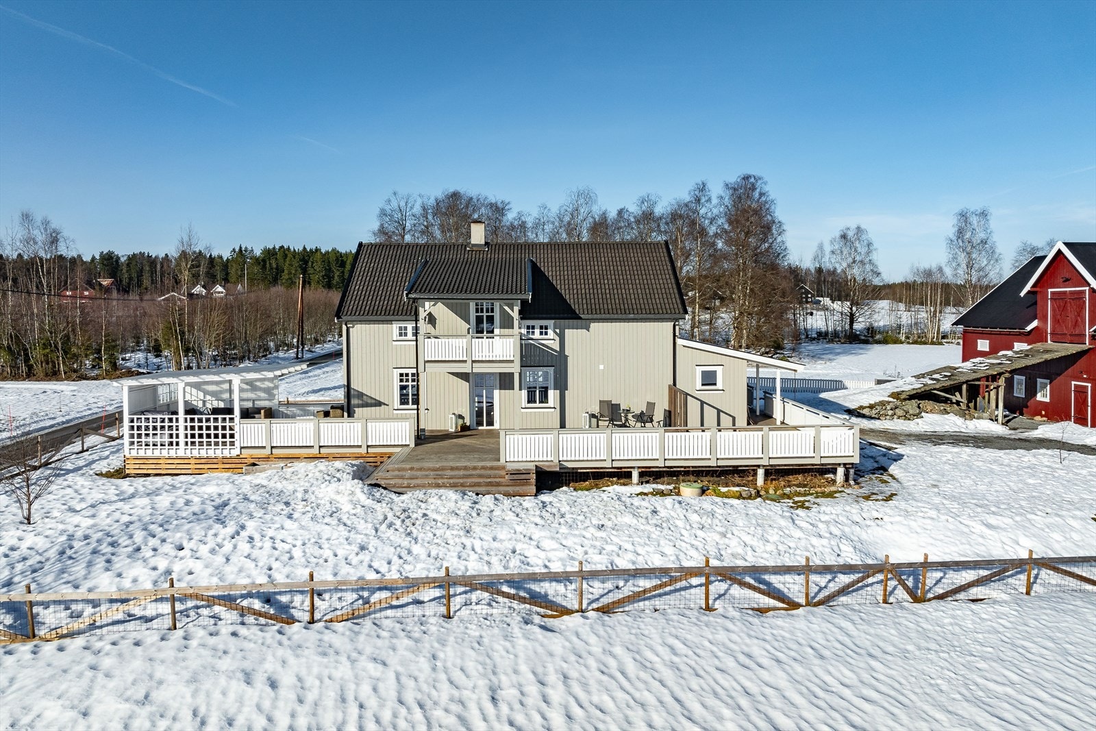 Tunet består av en enebolig fra 1935 som er tilbygget og vesentlig påkostet de siste årene, samt en stor låve på ca. 283m². Galleribilde
