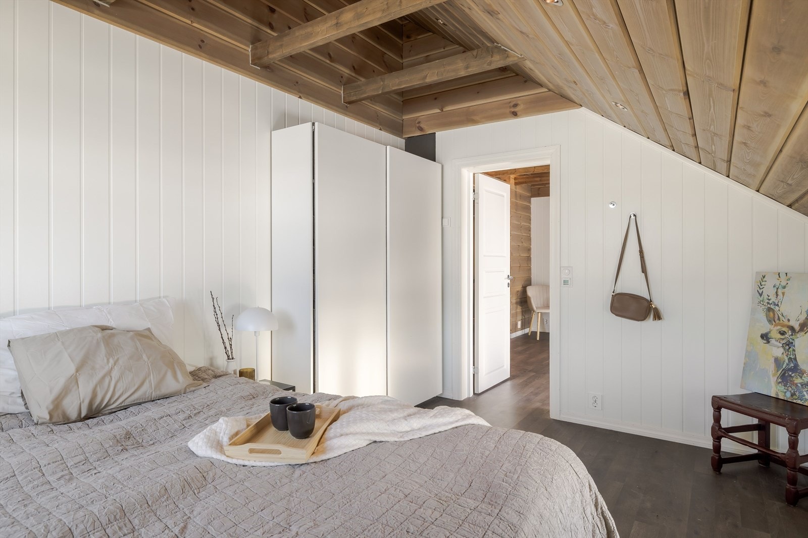 På soverommet er det god plass til dobbeltseng med tilhørende nattbord, samt en kontorpult eller kommoder. Det er oppbevaringsplass i medfølgende skyvedørsgarderobe. Galleribilde