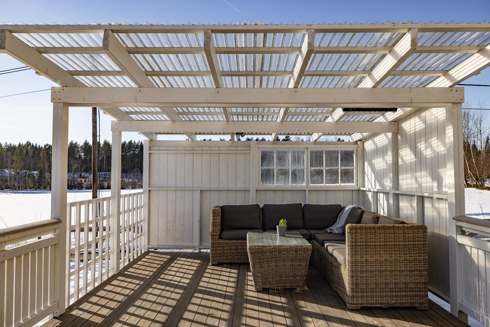 I enden av terrassen er det etablert en koselig uteplass med levegger og pergola med tak. Galleribilde