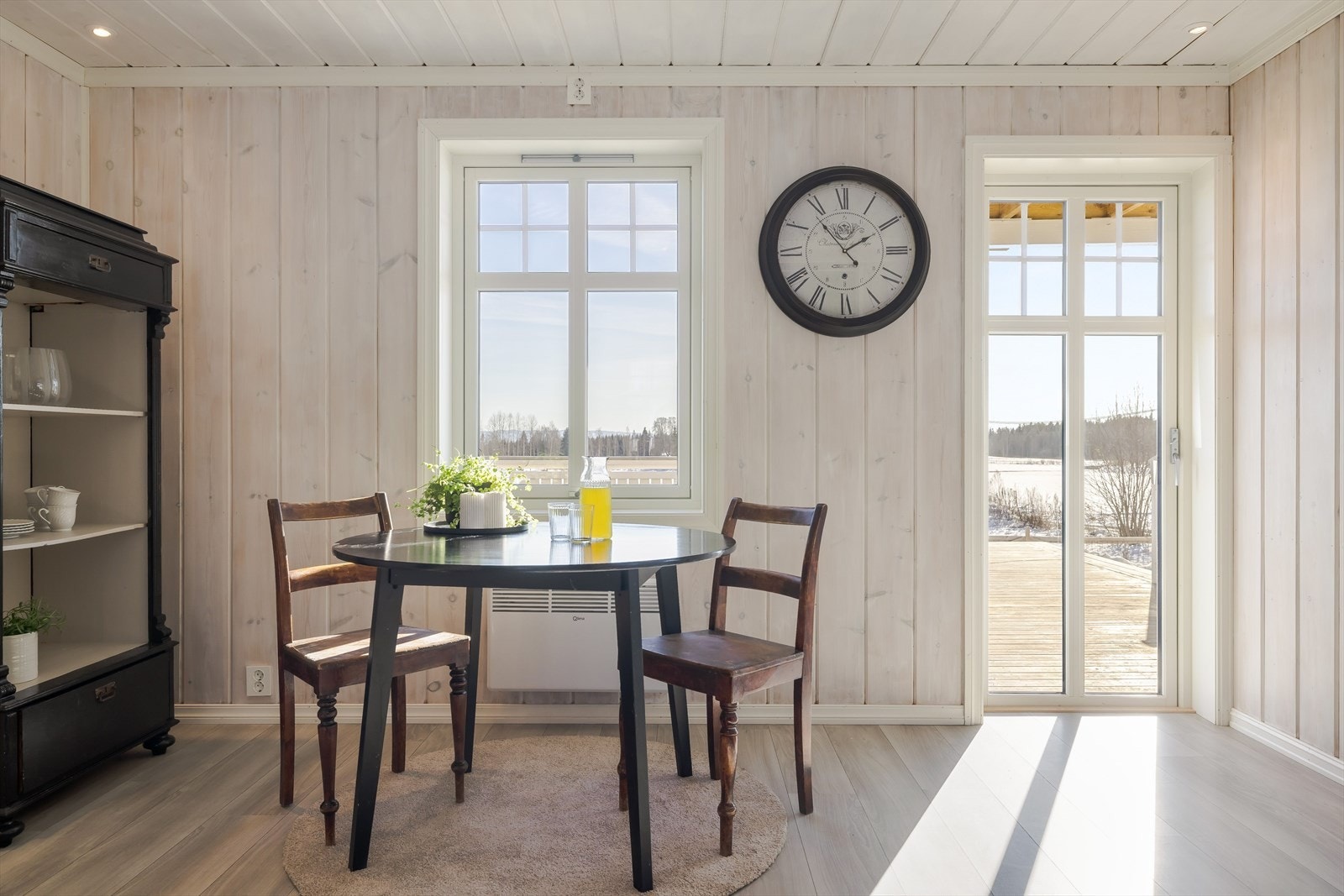 Det er god plass til et spisebord som gjør at kjøkkenet blir et naturlig oppholdsrom og samlingspunkt. Galleribilde