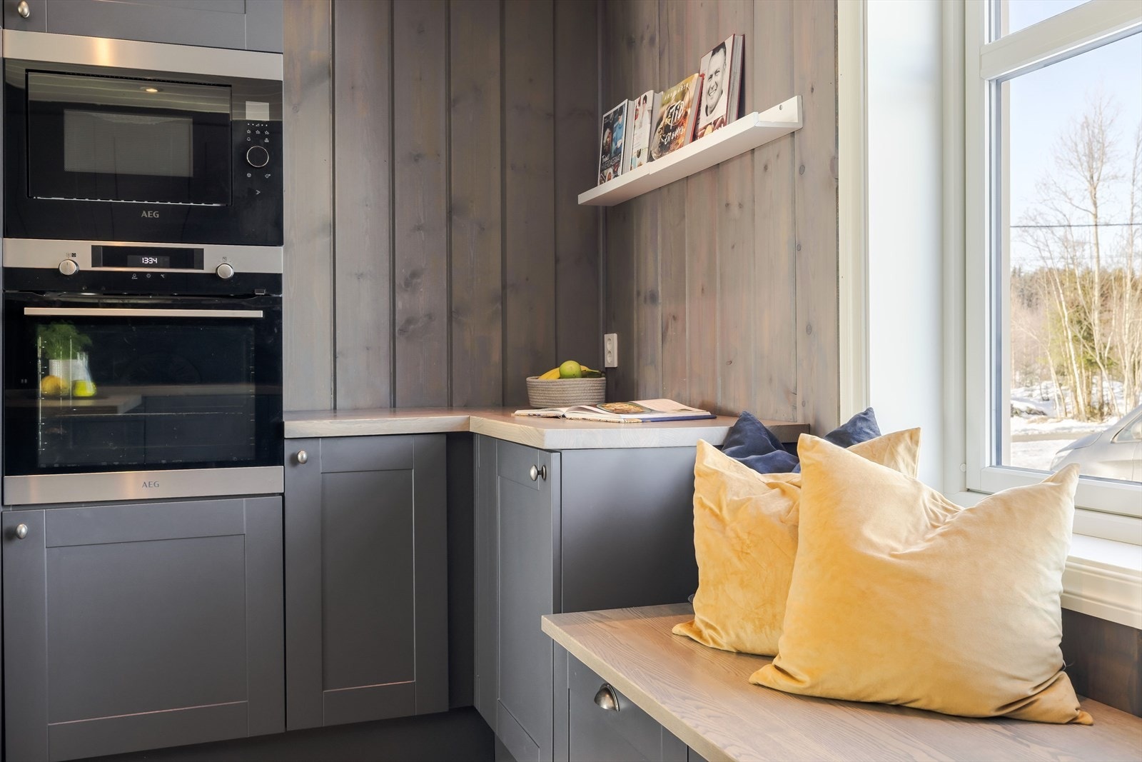 Under vinduet er det etablert en hyggelig sittebenk med skuffer under. Galleribilde