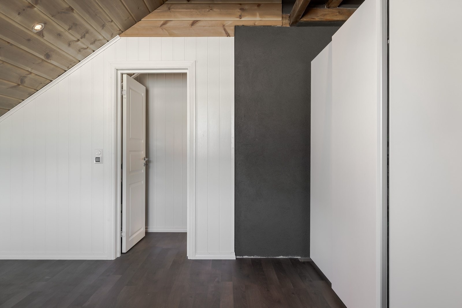 På soverommet er det god plass til dobbeltseng med tilhørende nattbord, samt en kontorpult eller kommoder. Det er oppbevaringsplass i medfølgende skyvedørsgarderobe. Galleribilde