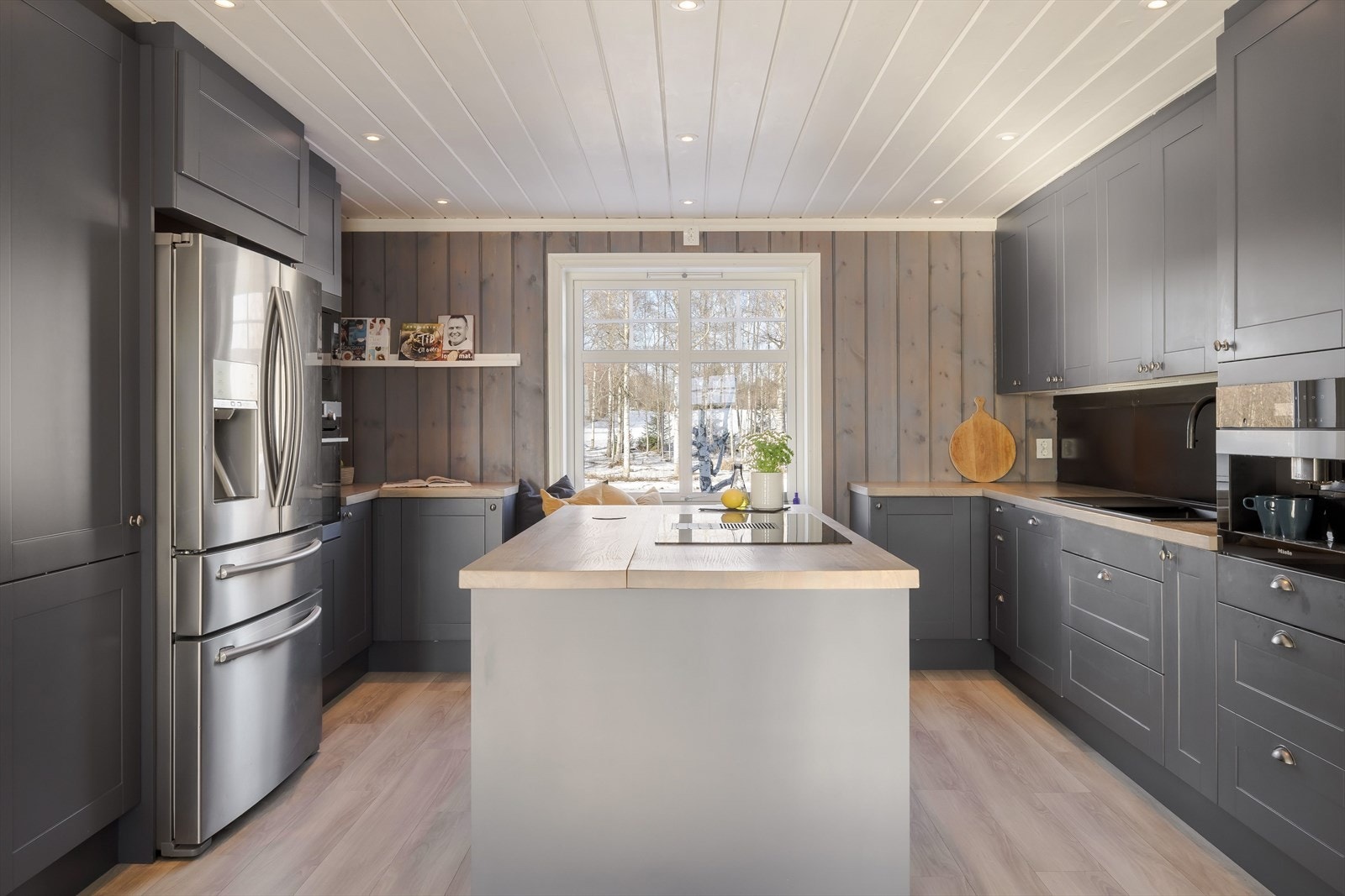 Kjøkkenet er selve hjertet i boligen - et velfungerende og flott kjøkken som byr opp til sosial matlaging! Galleribilde