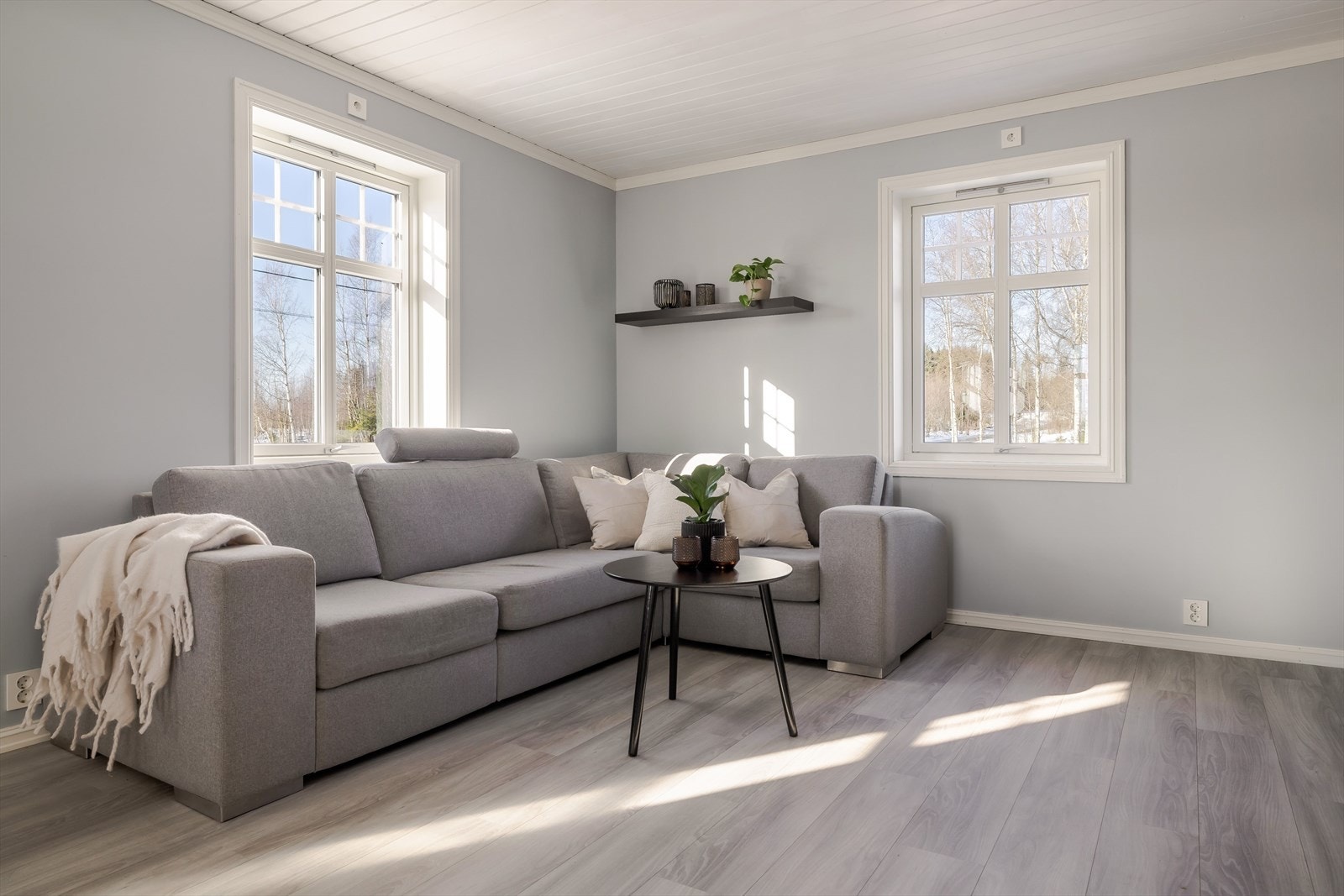 Alle vinduene i boligen har fine brede vinduskarmer som er perfekte for planter og dekor. Galleribilde