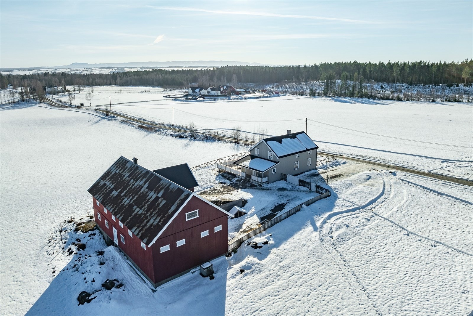 Eiertomt på ca. 79,2 daa. Av disse utgjør fulldyrka jord ca. 69,8 daa, produktiv skog (høy bonitet) ca. 3,6 daa, annet markslag ca. 2,7 daa og bebygd, samf., vann, bre ca. 3,1 daa. Fulldyrka jord er p.t. forpaktet bort. Galleribilde