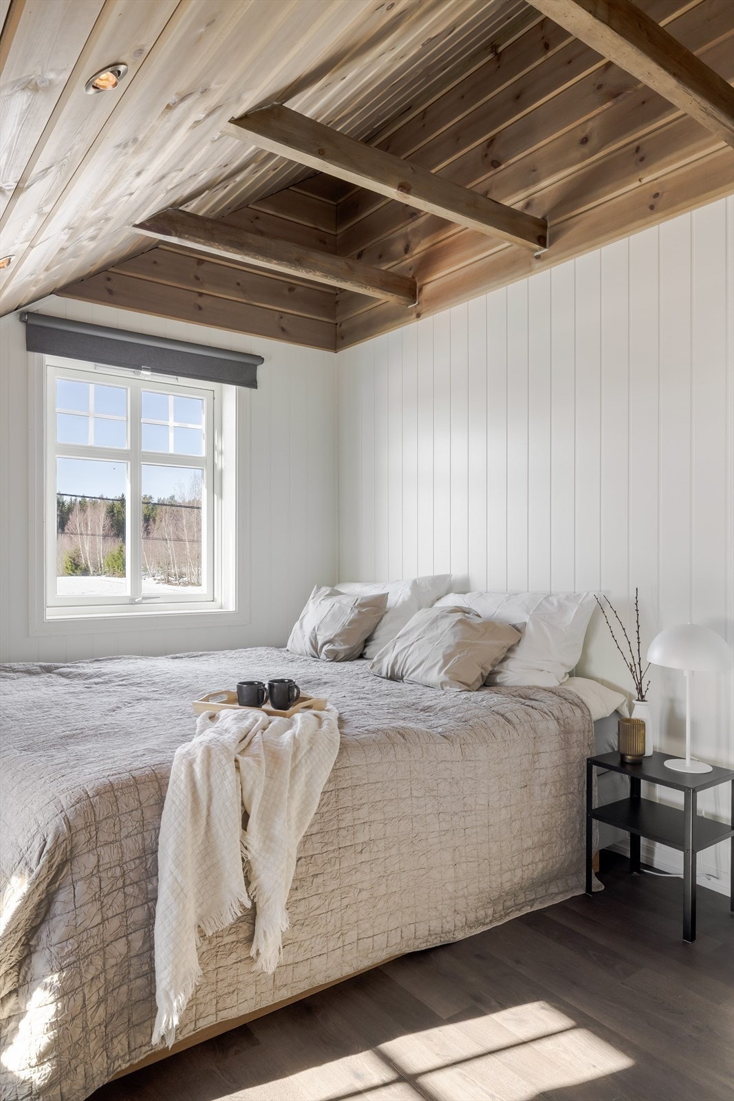 Fine detaljer med synlige takbjelker som gir en lun og god atmosfære på soverommene. Galleribilde