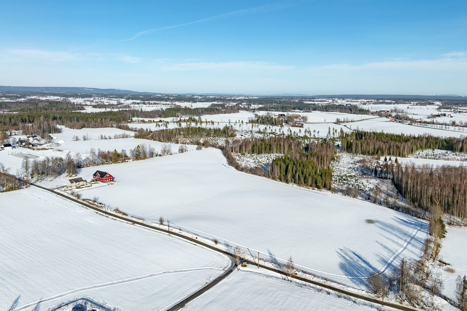 Her kan du nyte ro og fred, samtidig som du har enkel tilgang til servicetilbud som matbutikker, skoler og barnehager i nærliggende tettsteder som Ilseng og Ådalsbruk. Galleribilde