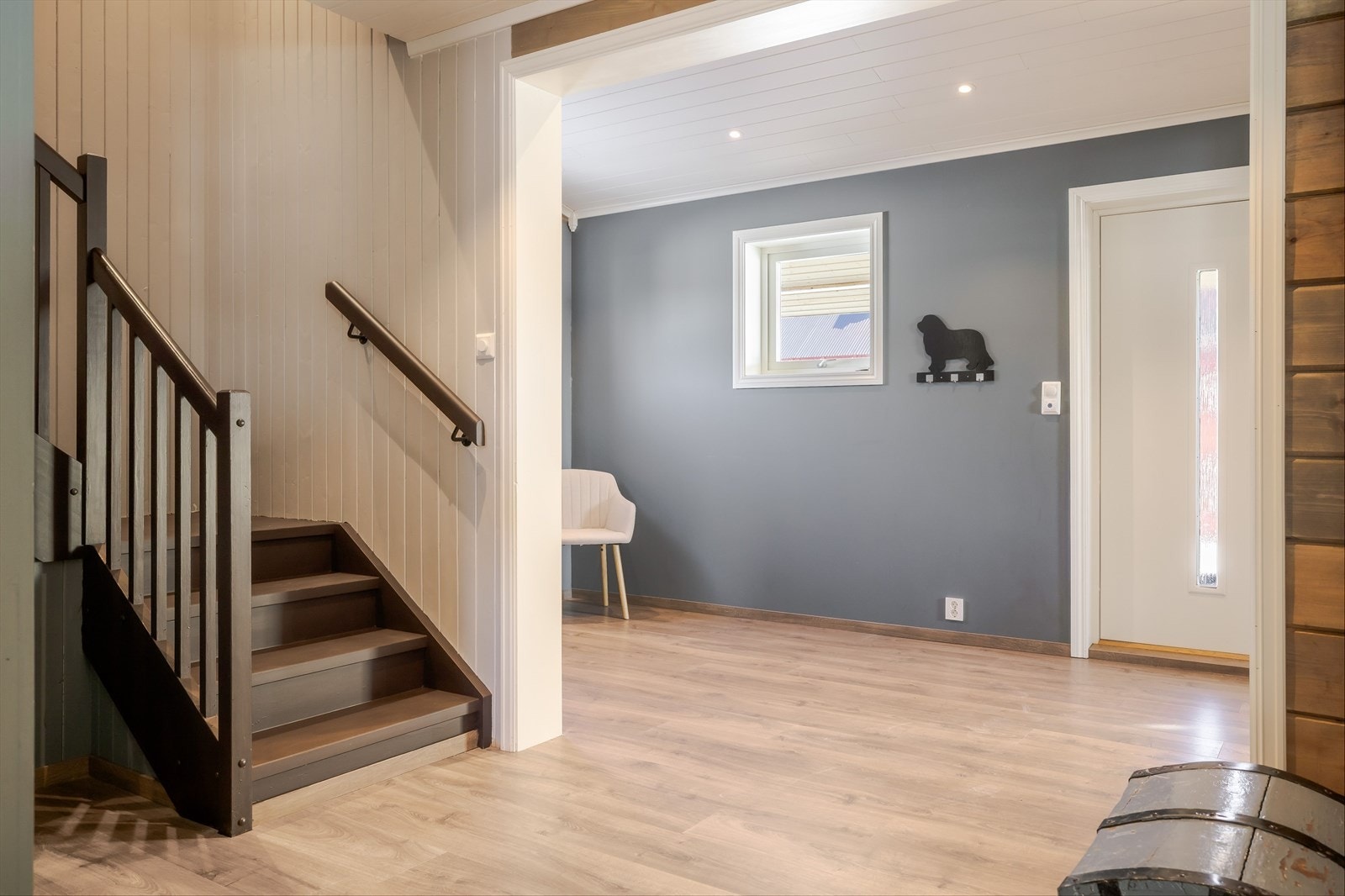 Entréen har god oppgradert standard med pen enstavs laminat på gulv, glatte overflater malt i en fin blåfarge, skjult elektrisk anlegg og downlights i himlingen. Galleribilde