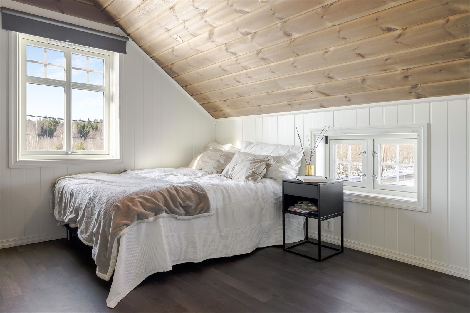 Soverommet har samme gode standard med mørk laminat på gulv, lyse panelplater på veggene, skjult elektrisk anlegg og lun trepanel med innfelte downlights i himlingen. Galleribilde