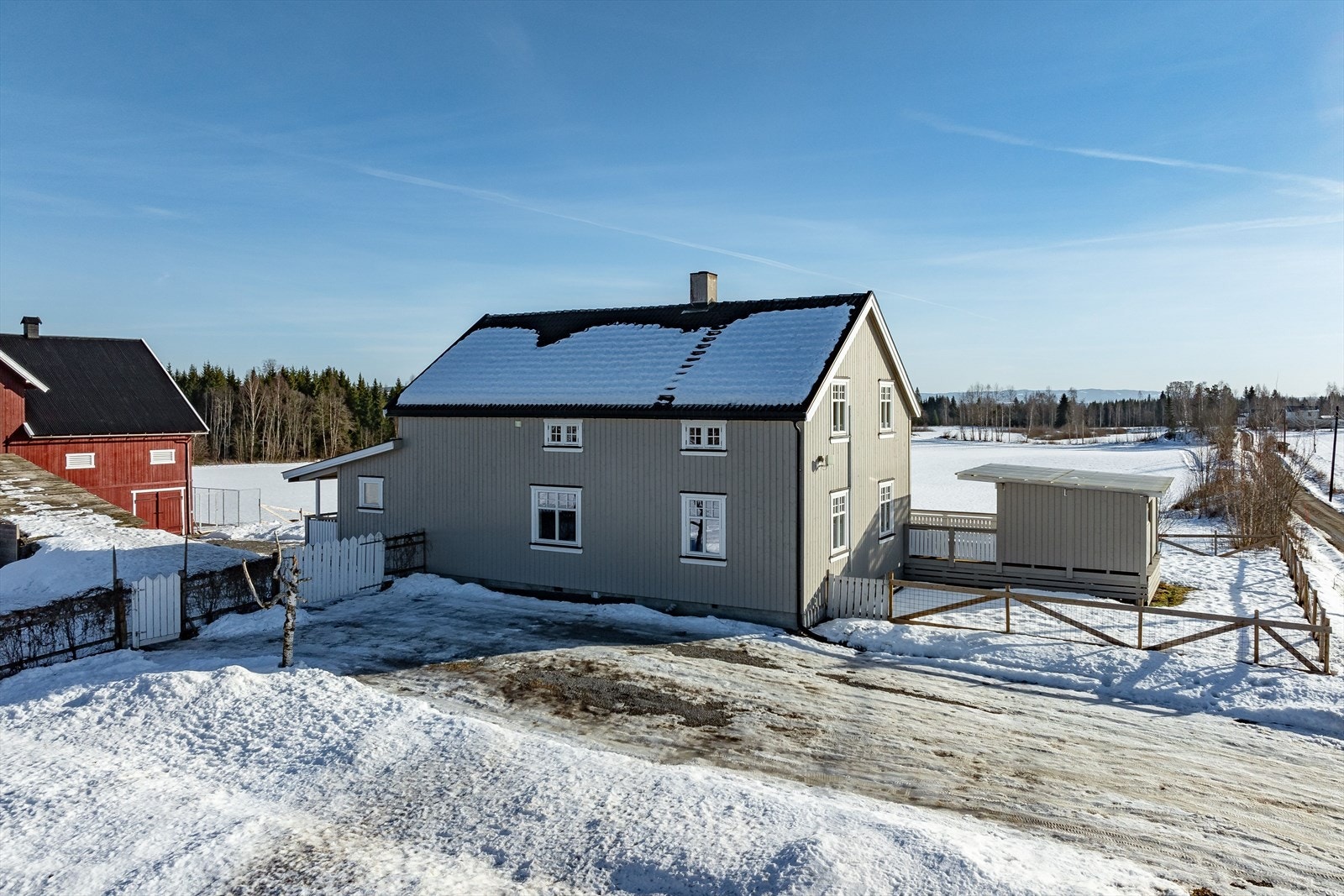 Småbruket har en idyllisk beliggenhet i et landlig område med gode muligheter for både turgåing, sykling og jakt. Fra eiendommen er det ca. 8 km til Løten og ca. 11 km til Hamar sentrum med alle byfasiliteter. Galleribilde