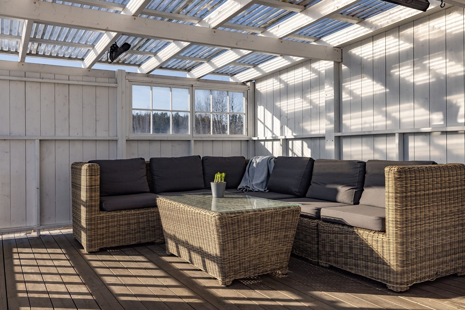 Her sitter du lunt og skjermet for vær og vind. En skikkelig fin plass for lange og late sommerdager og sene kvelder! Galleribilde