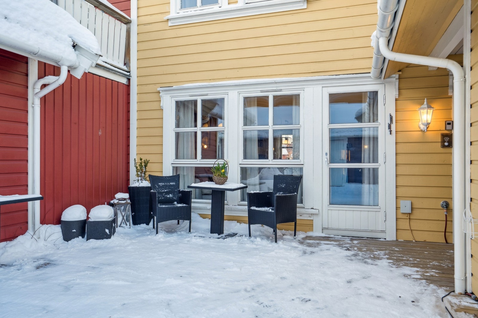 Inngangsparti med koselig uteplass. Det er også en romslig og praktisk bod ved inngangen. Galleribilde
