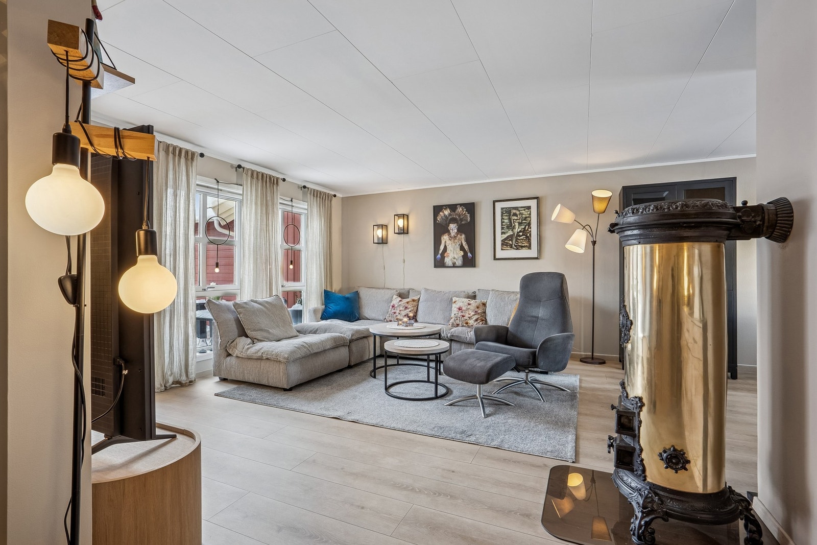 Lys og trivelig stue med flott vedovn Galleribilde