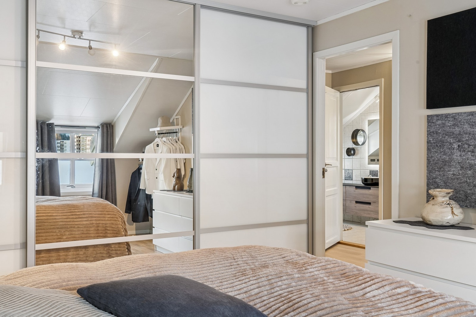 Soverom 2 med stor garderobe Galleribilde