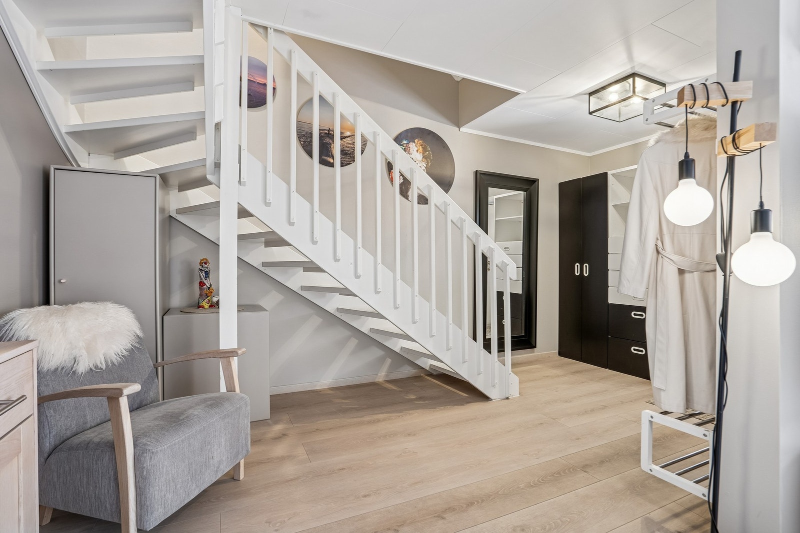 Entré med trapp opp til 2. etasje Galleribilde