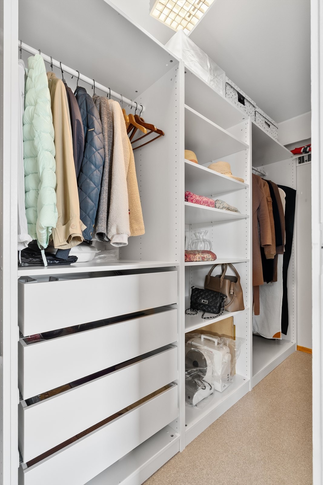 Walk-in closet på 4,4 m². Galleribilde