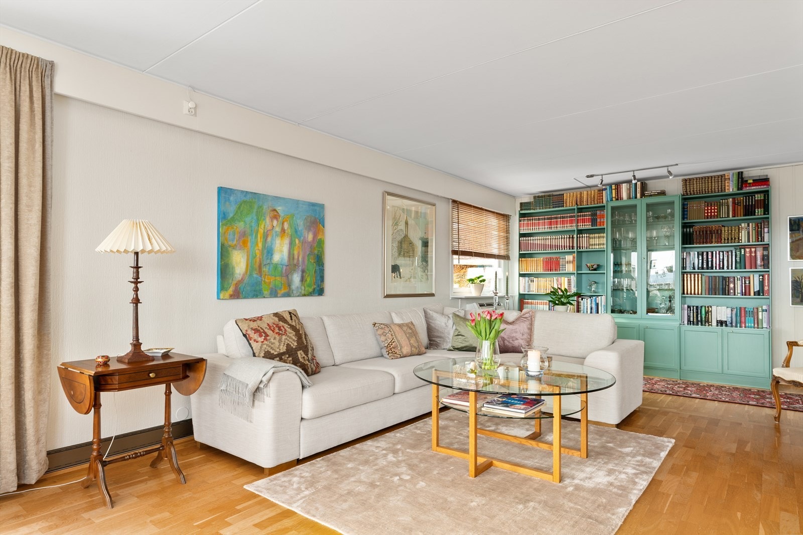 Velkommen inn! Her får du en lys og romslig stue på hele 38 m². Galleribilde