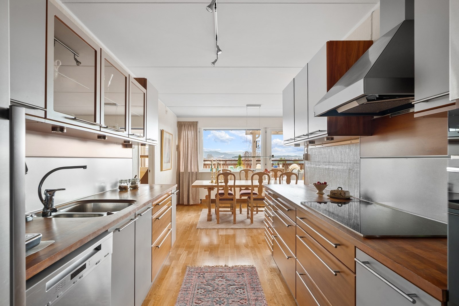 Kjøkkenet byr på mye skap- og benkeplass for oppbevaring. Galleribilde