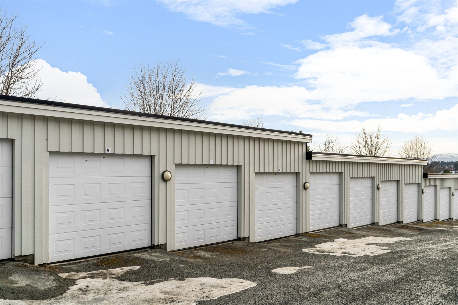 Garasjeplass med elbillader medfølger handelen. Galleribilde