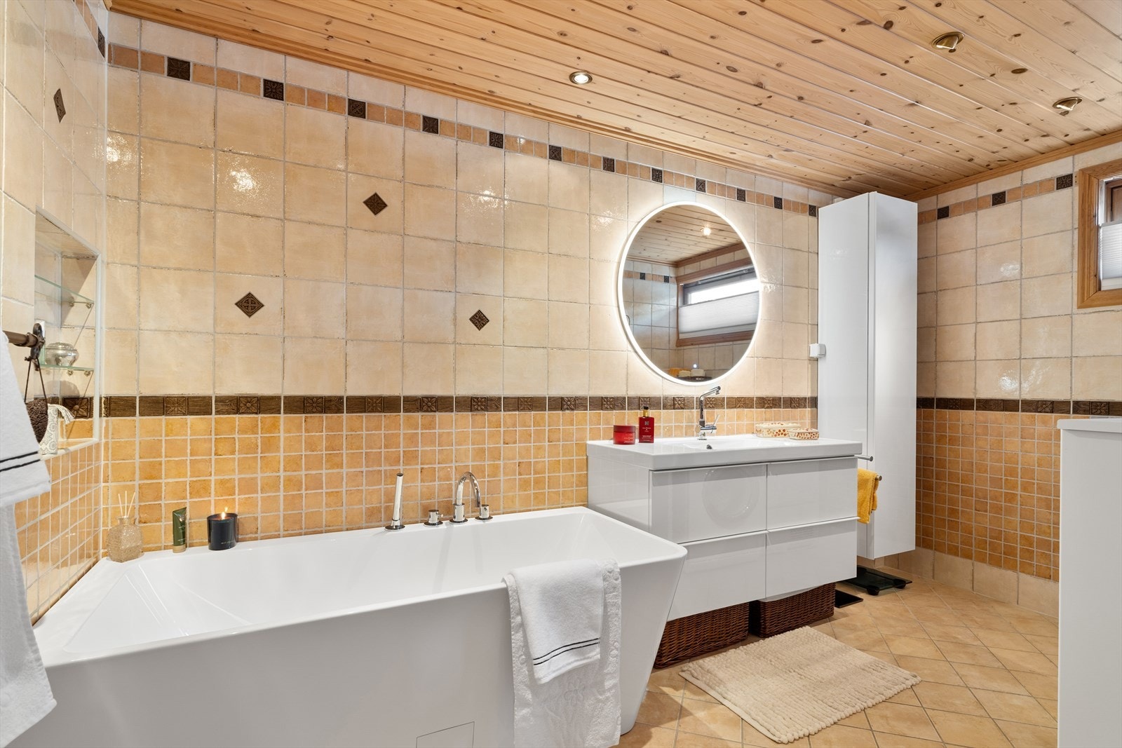 Flislagt bad på 7,9 m² med flott baderomsinnredning, varme i gulv og spotter i tak. Galleribilde