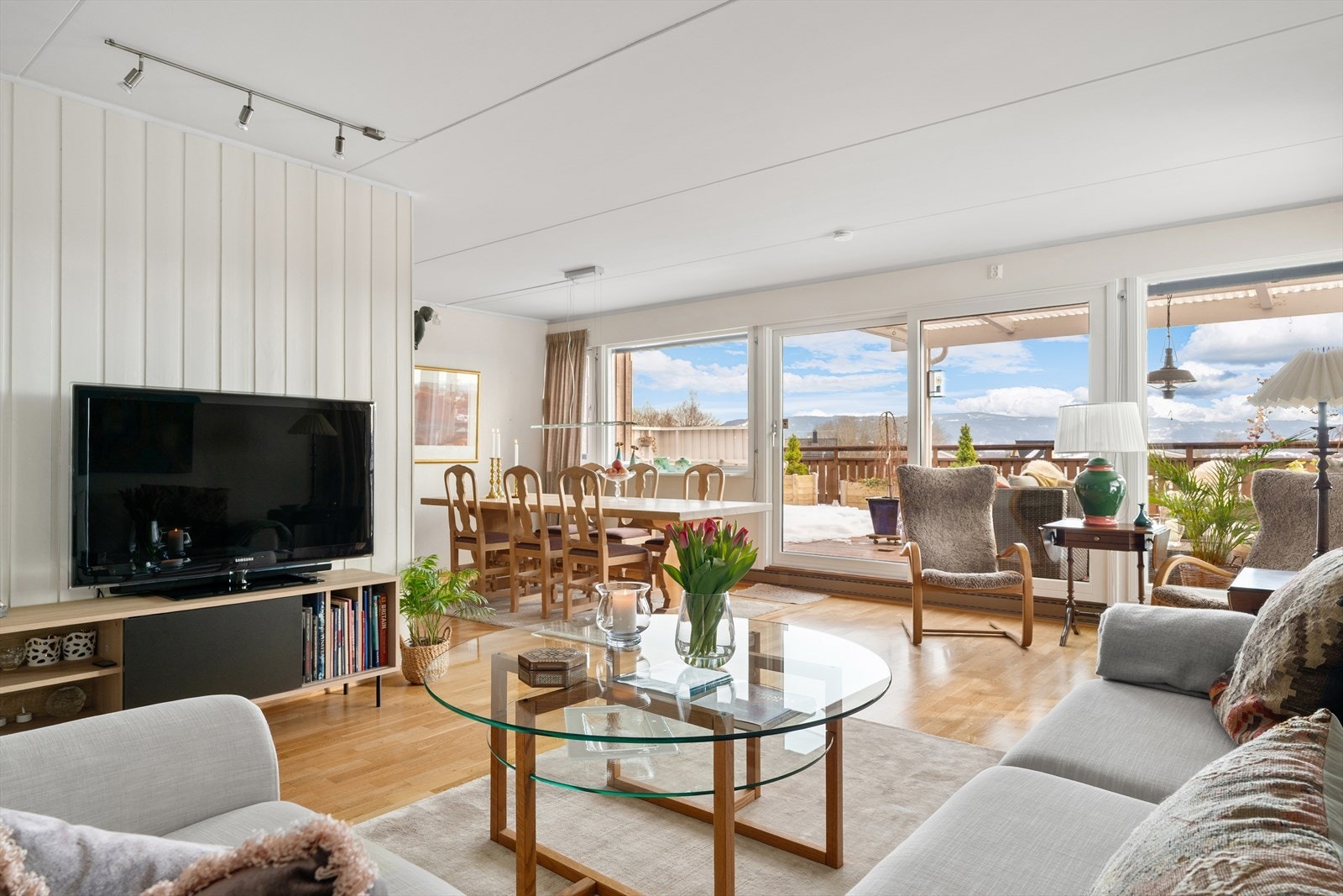 De store vindusflatene gir mye naturlig lys til stuen. Galleribilde