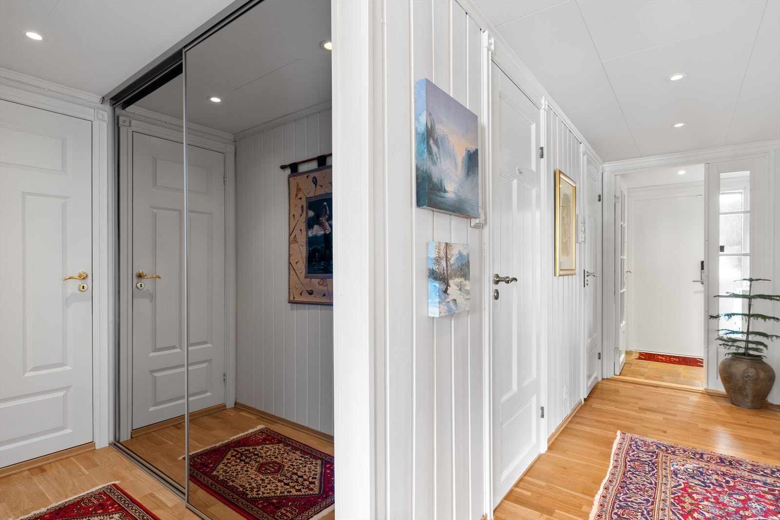 Leiligheten har god plass til oppbevaring i skyvedørsgarderober og boder. Galleribilde