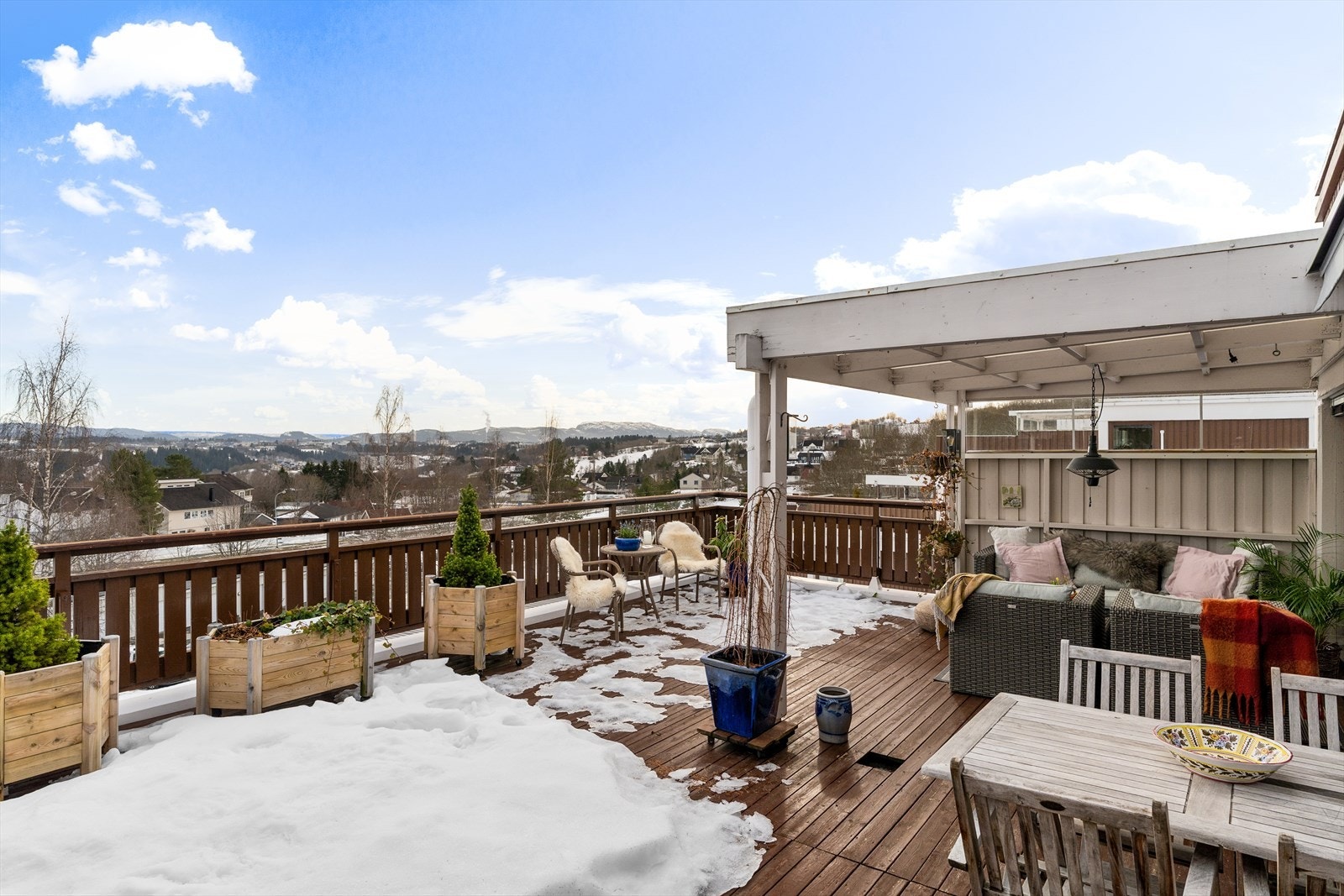 Velkommen til O.J. Aalmos veg 39D - en pen og innholdsrik terrasseleilighet med attraktiv beliggenhet og nydelig utsikt. Galleribilde