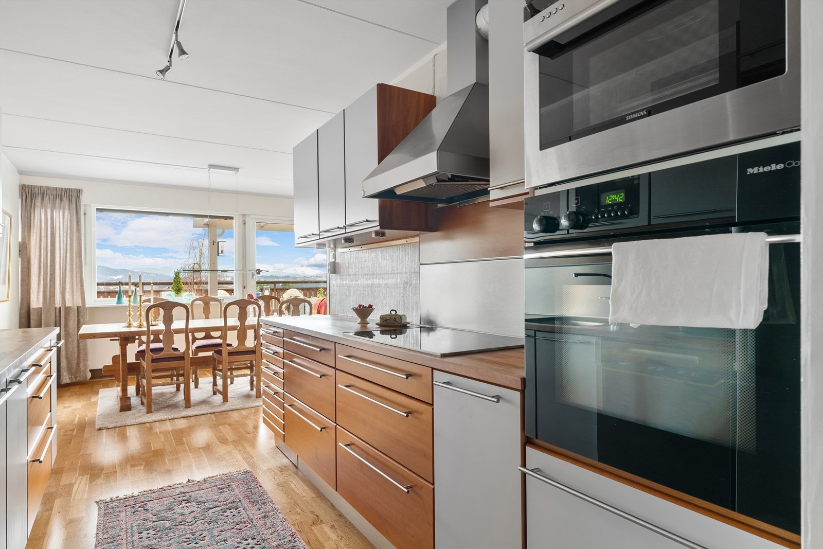 Her får du integrerte hvitevarer som stekeovn, platetopp, mikrobølgeovn og oppvaskmaskin. Galleribilde