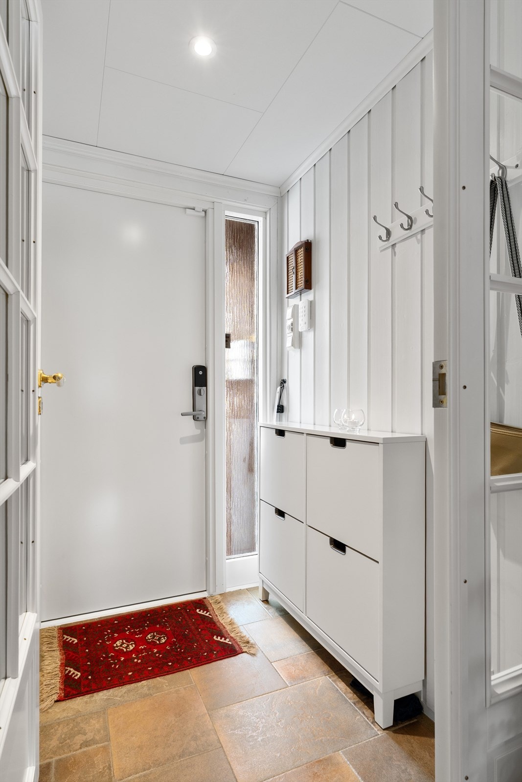 Entré med god plass til oppbevaring av sko- og yttertøy. Galleribilde