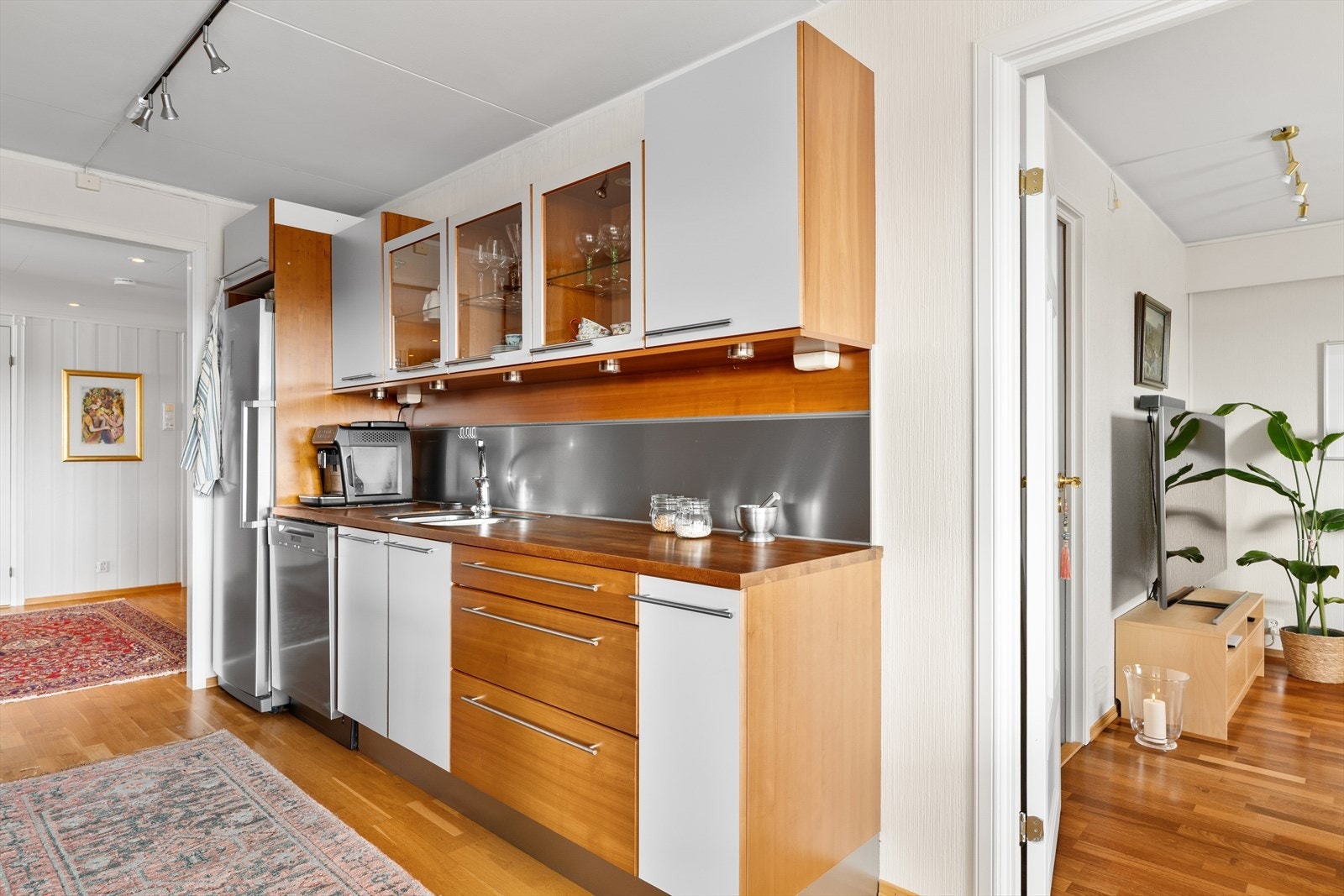 Fra kjøkkenet har dere videre tilgang til "hovedsoverommet" som i dag er innredet som TV-stue. Galleribilde