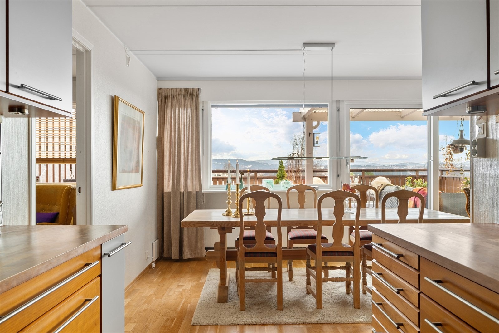 Leiligheten ligger i fjerde etasje og har nydelig utsikt fra stue, kjøkken og soverom/TV-stuen. Galleribilde