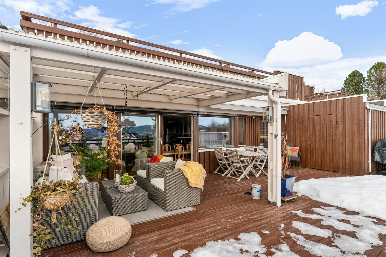 På terrassen er det en bod på 6 m² med god plass til oppbevaring av utemøbler mm.. Galleribilde