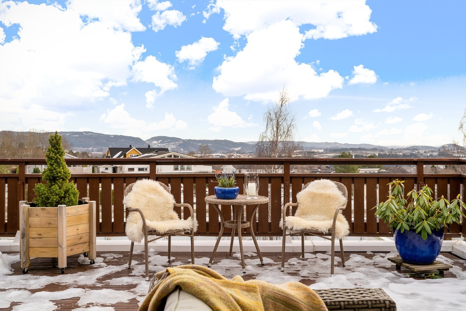 Terrassen er på hele 56 m² og er en flott utvidelse av stuen på sommerhalvåret. Galleribilde