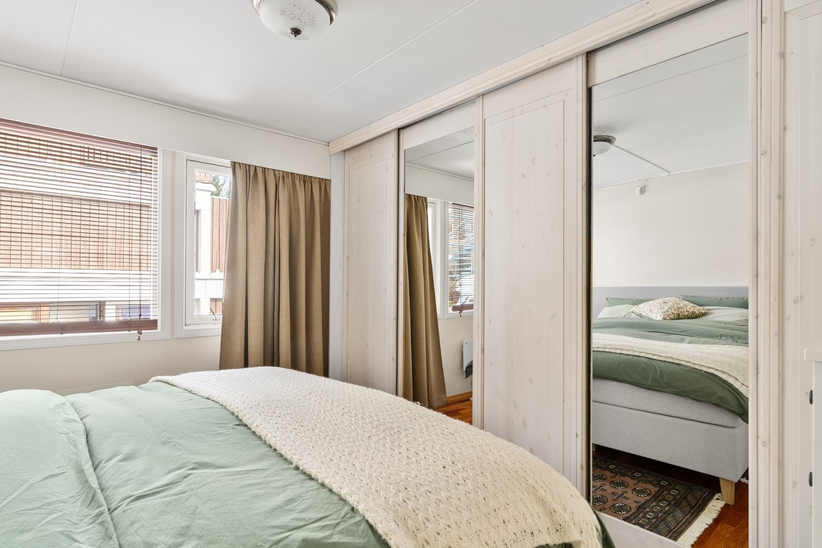 Dette soverommet er på 12,5 m² med god plass til dobbeltseng, nattbord og skyvedørsgarderobe. Galleribilde