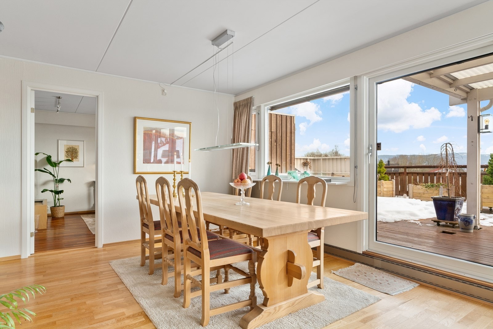 Kjøkkenet ligger praktisk adskilt med god plass til egen spisegruppe. Galleribilde